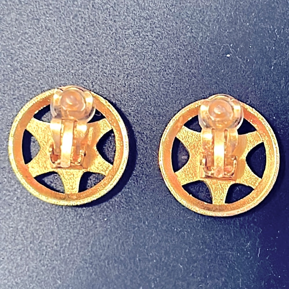 🔥CHANEL🔥24K Gold Plated Vintage Clip On Earrings🔥 - Picture 4 of 10